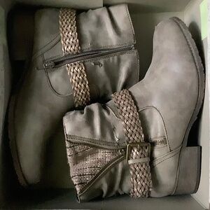 Mudd Women’s Low Heel Ankle Boots size 9